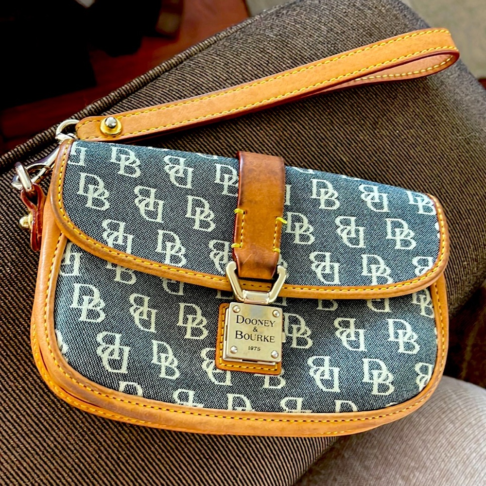 Dooney And Bourke Vintage Signature Collection Wristlet Detachable Strap used